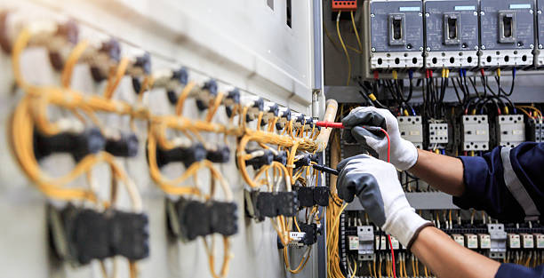 Professional Electrician technician working in Richland, MO